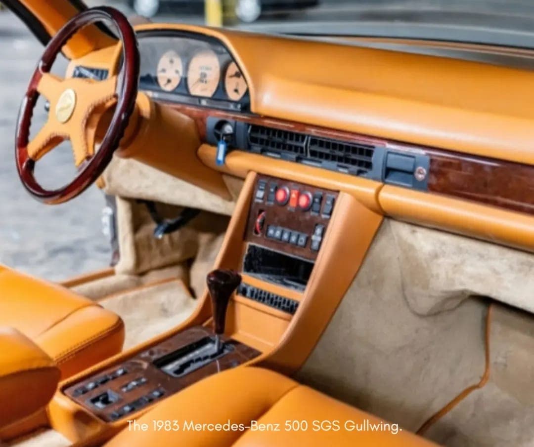 Cockpit mit Wurzelholz-Armaturenbrett und cognacfarbenem Leder