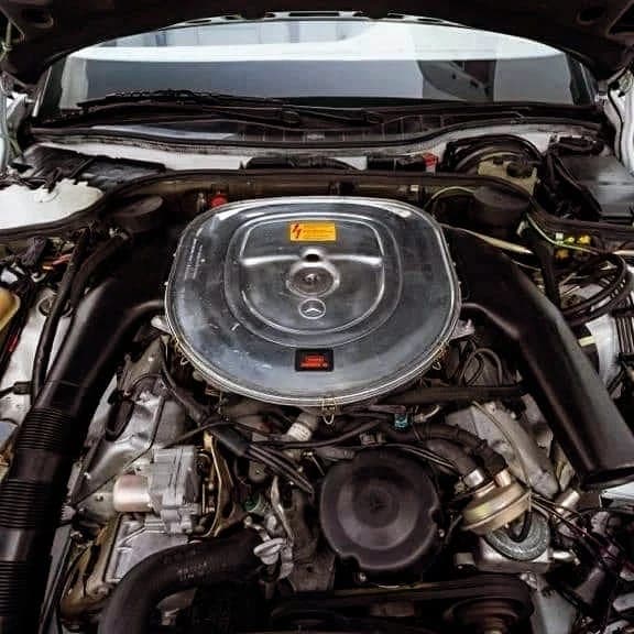 Detail eines V8-Motorraums während der Überarbeitung in der SGS-Werkstatt